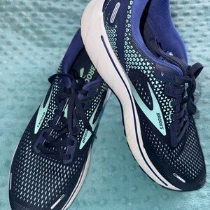 Brooks Women's Navy and Teal Tennis Shoes Size 9.5